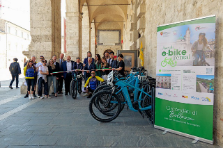 Ascoli, inaugurato il noleggio di e-bike: la città si apre alla mobilità sostenibile