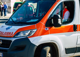 Auto si incastra sotto un camion, ferita una giovane