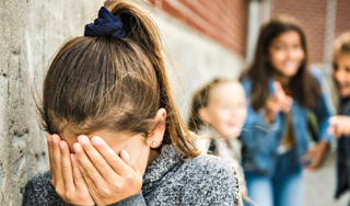 Ragazza vittima di bullismo in pizzeria