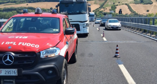 Tamponamento tra autoarticolati sull’A14: autocisterna di gasolio coinvolta