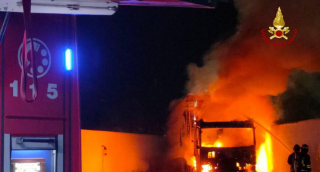 Autocarro in fiamme a San Benedetto: domato dai Vigili del Fuoco