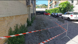 Si stacca un pezzo di cornicione dal liceo classico "Leopardi": danni a un’auto