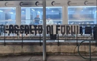 Striscione inneggiante al fascismo vicino alla Questura, rimosso