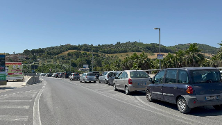 File e disagi lungo la statale 16 a Martinsicuro per i lavori sull’asfalto