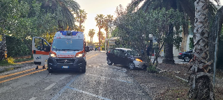 Rissa all’alba sul lungomare, auto contro palo: ferita una ragazza