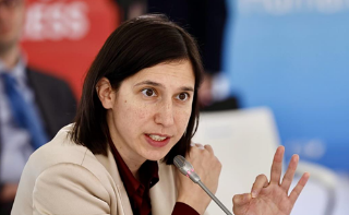 Schlein: "Solidarietà a Lorenza Roiati, striscioni fascisti insulto alla Costituzione"