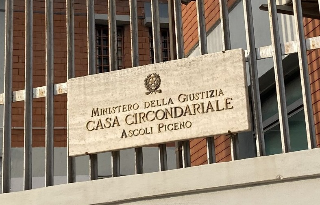 Aggressione nel carcere di Ascoli: due detenuti accoltellati, il Sappe denuncia il sovraffollamento
