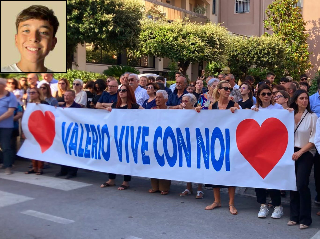 Dolore e domande senza risposte al funerale di Valerio Clementi