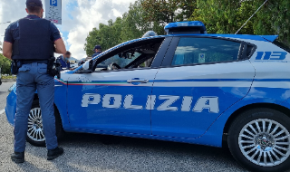 Staccò a morsi un dito a un poliziotto: per la perizia è incapace di intendere e volere